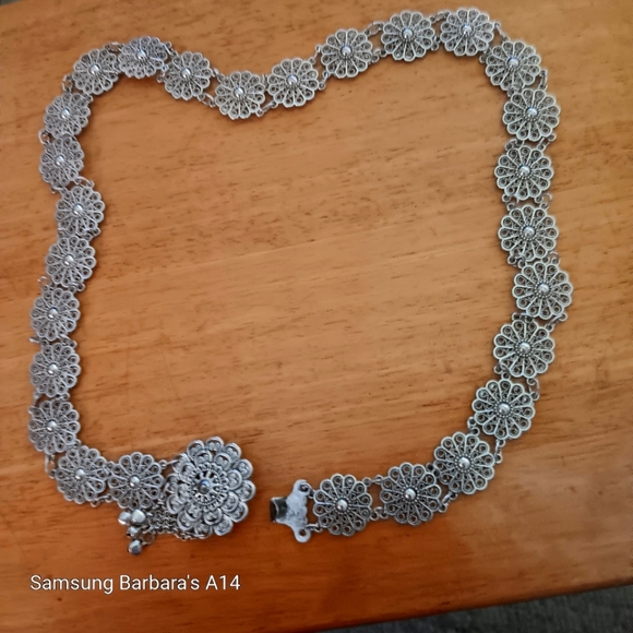 🌸 Metallic Silvertone Floral Belt - Picture 2 of 6